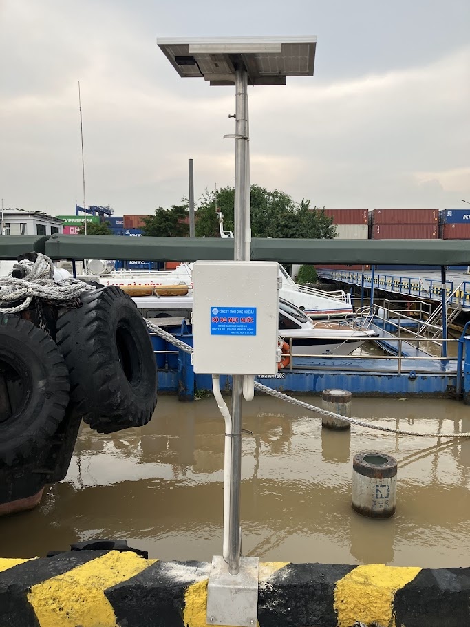 Thiết bị đo mực nước tại bến cảng.